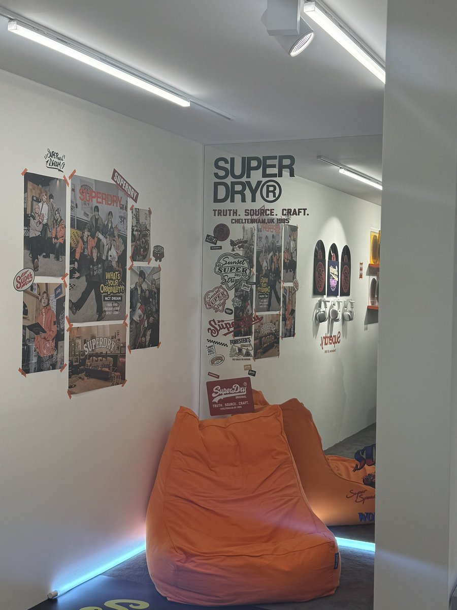 owarai05's tweet photo. SUPERDRY® 
7/15~ nctdream コラボ😆💕
ジェミンの写真展narcissism終わった後にX開いたら話題になっていたので、そのまま向かいました🌞
店内の外のスクリーンで動画流れてるし中もとても可愛かったです。
購入者限定(100名先着/日)でハガキかシールもらえるキャンペンやってました☀️
4枚目のものです https://t.co/3YUeo4ENEs