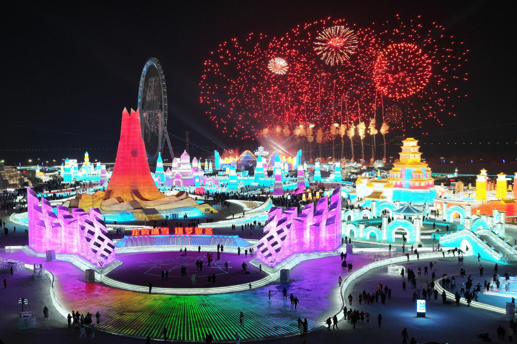 GEOfr's tweet photo. Chine: alors que la planète suffoque, un monumental parc d'attractions glacé ouvre ses portes à Harbin
➡️ https://t.co/8ptkxzn4nR https://t.co/Kl4MOh8lNm