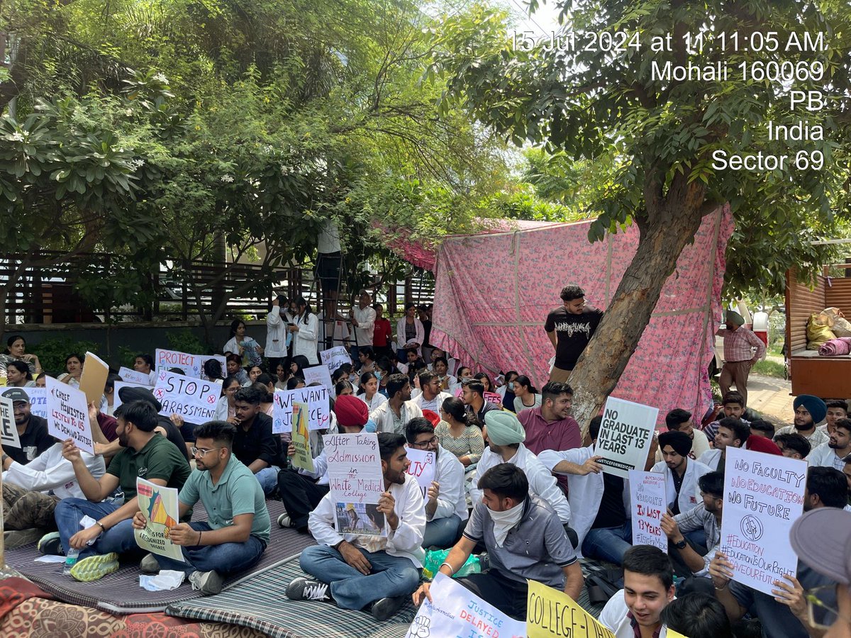 shubhneetkang's tweet photo. 📢WMC medical students gather at the DRME office in Mohali to stand up for their rights and seek justice. 
#wmcbandkaro https://t.co/GvQsJ2M4hs