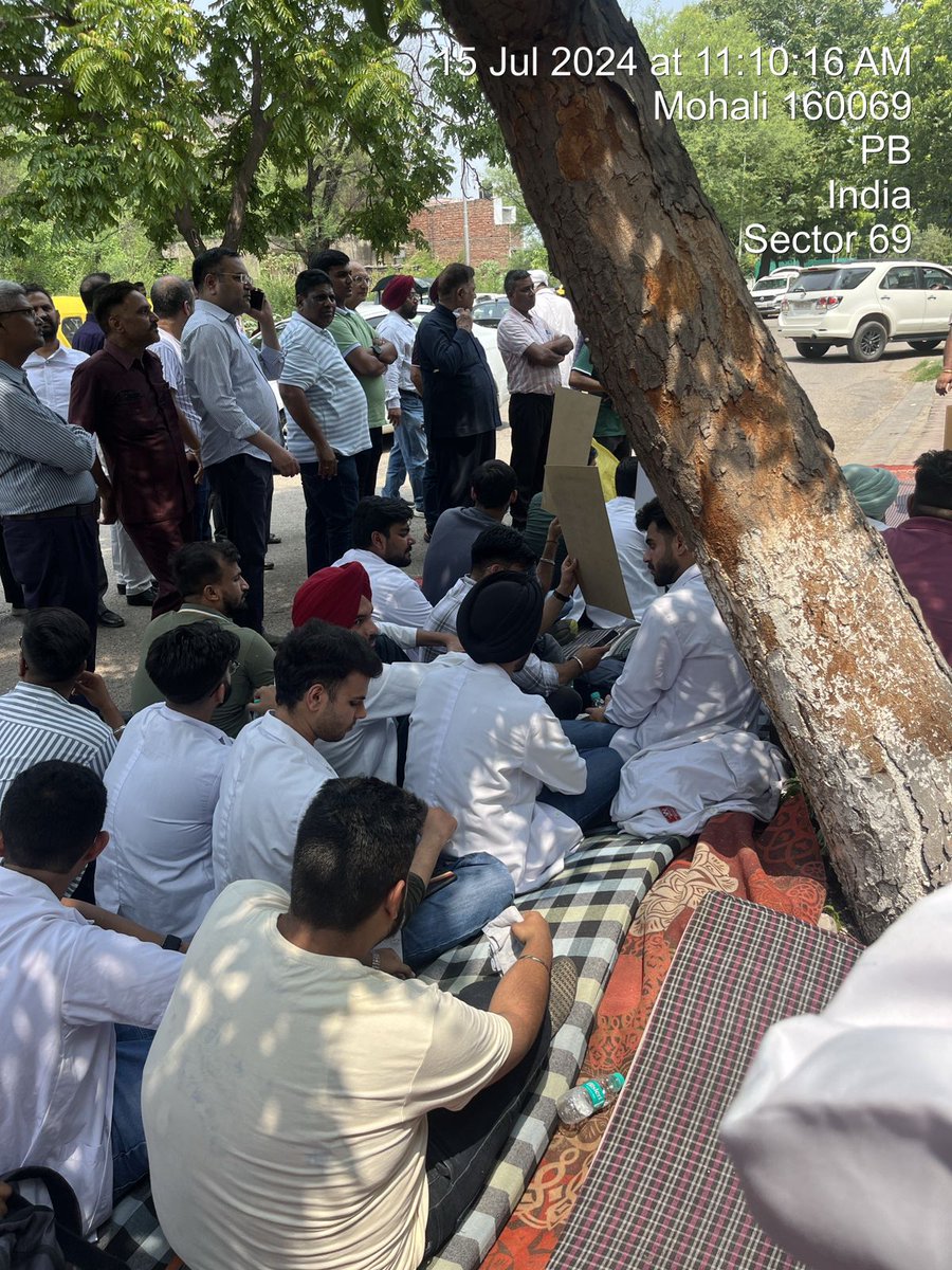 shubhneetkang's tweet photo. 📢WMC medical students gather at the DRME office in Mohali to stand up for their rights and seek justice. 
#wmcbandkaro https://t.co/GvQsJ2M4hs