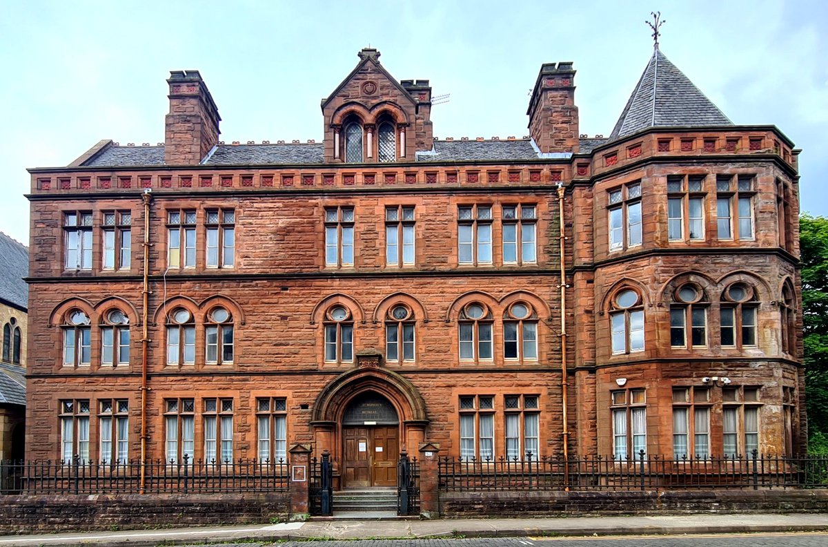 is_glasgow's tweet photo. The Gothic style Saint Mungo's Retreat on Parson Street in the Townhead area of Glasgow. Designed by Osmund Cooke, it was built in the 1890s.

#glasgow #architecture #glasgowbuildings #townhead #buildingphotography #architecturephotography https://t.co/4NSORgShk0