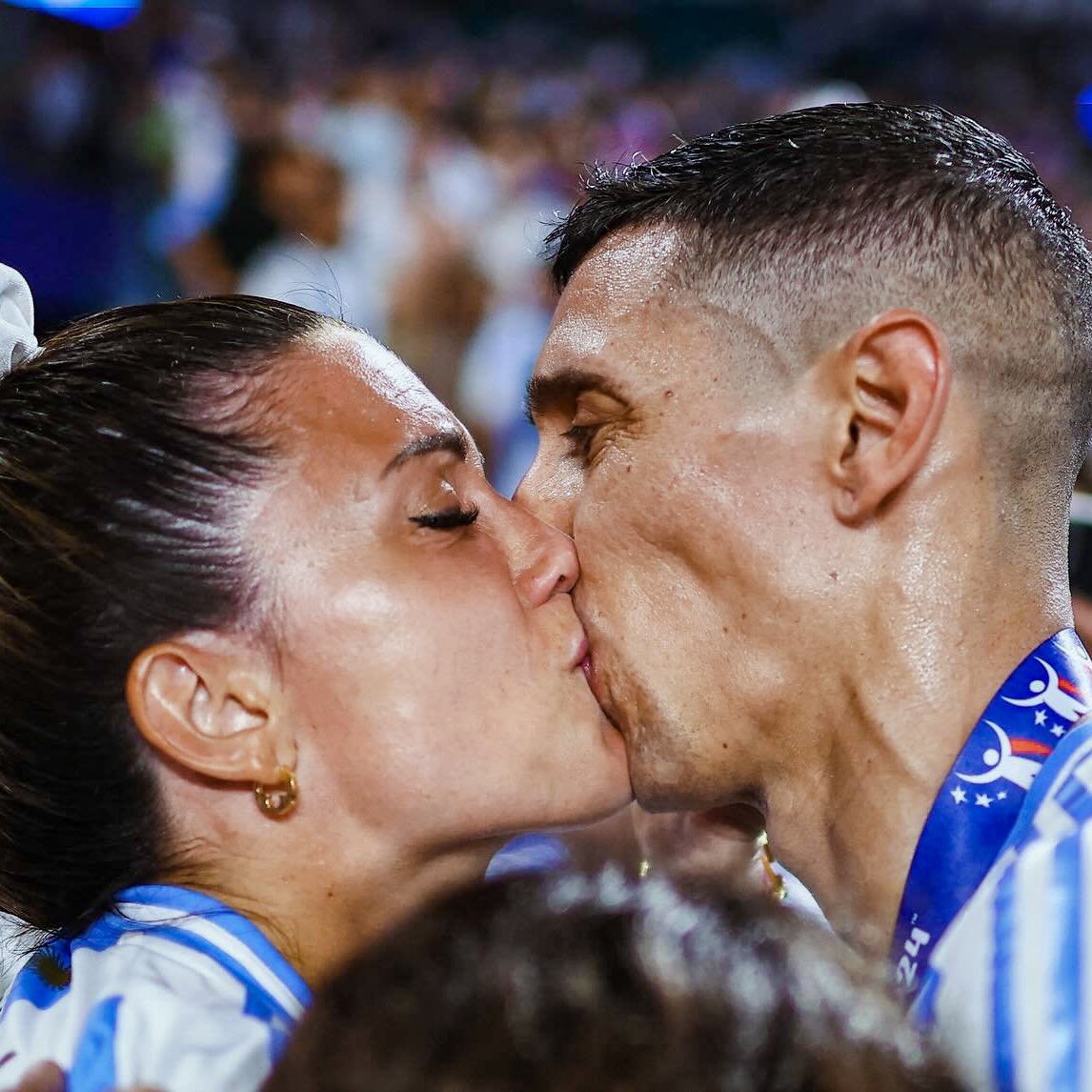 Y si vos me preguntás hoy 
¿Qué carajo es el amor?
Yo te contesto
Miralos a ellos dos.