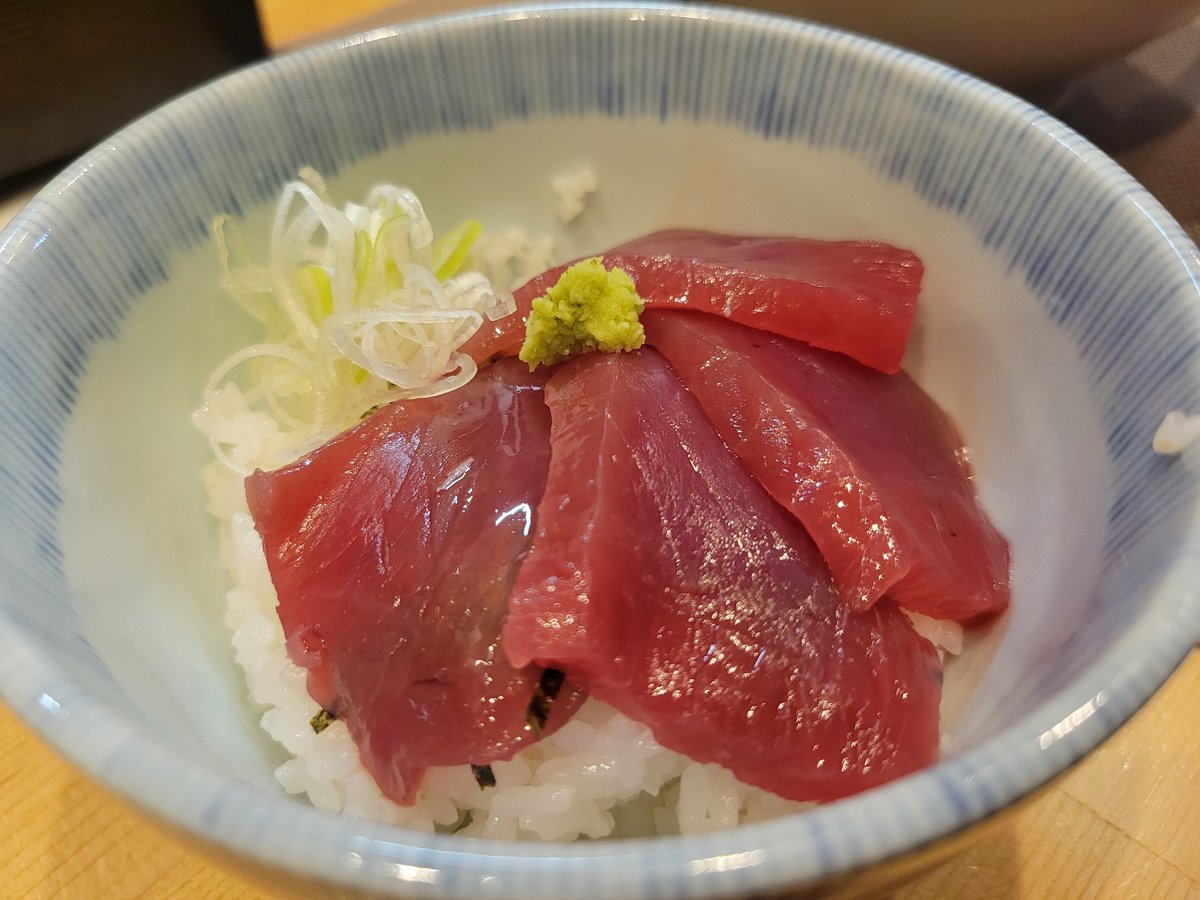 ra_men_loves's tweet photo. 麺や旬香@獨協大学前

私
イカ煮干し冷やしらぁめん
秋刀魚節ぽん酢和え玉(ハーフ)
夫
味玉塩らぁめん
本マグロ丼

ちょっと涼しいけれど、イカ煮干しに決めた！濃厚なイカちゃんがお口の中に広がり、トッピングにある新生姜？ガリかな？箸休め的に美味しい。もっと近くだったら…でも通う！ https://t.co/aP1fbbWuo8