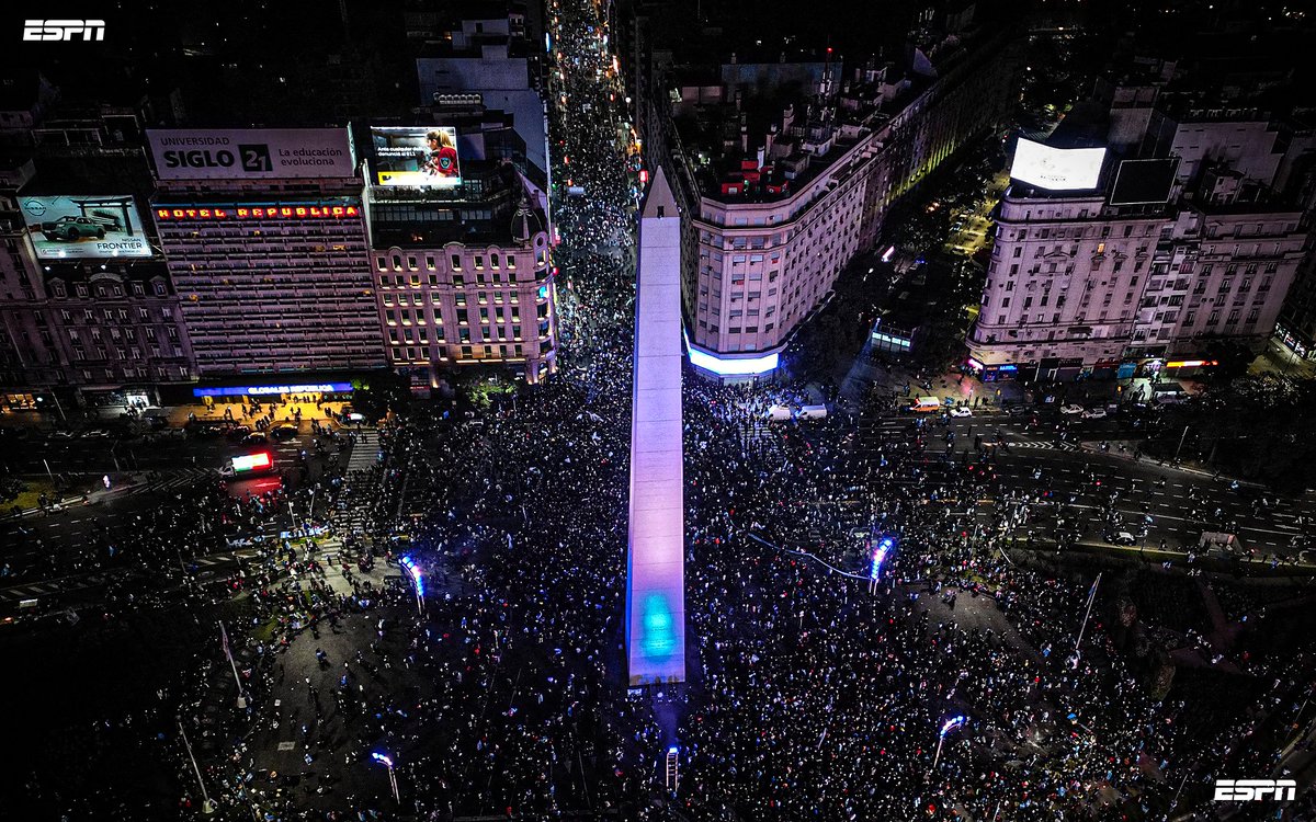 ESPNArgentina's tweet photo. 🤪 ANDATE A DORMIR VOS...

😱 A LAS 3 HORAS DEL DÍA LUNES 15 DE JULIO... ¡¡ASÍ ESTÁ EL OBELISCO!!

🏆🇦🇷 ¡LAS CALLES DE BUENOS AIRES CELEBRAN EL BICAMPEONATO DE ARGENTINA EN LA COPA AMÉRICA! 🇦🇷🏆 https://t.co/aICs9fKj7N