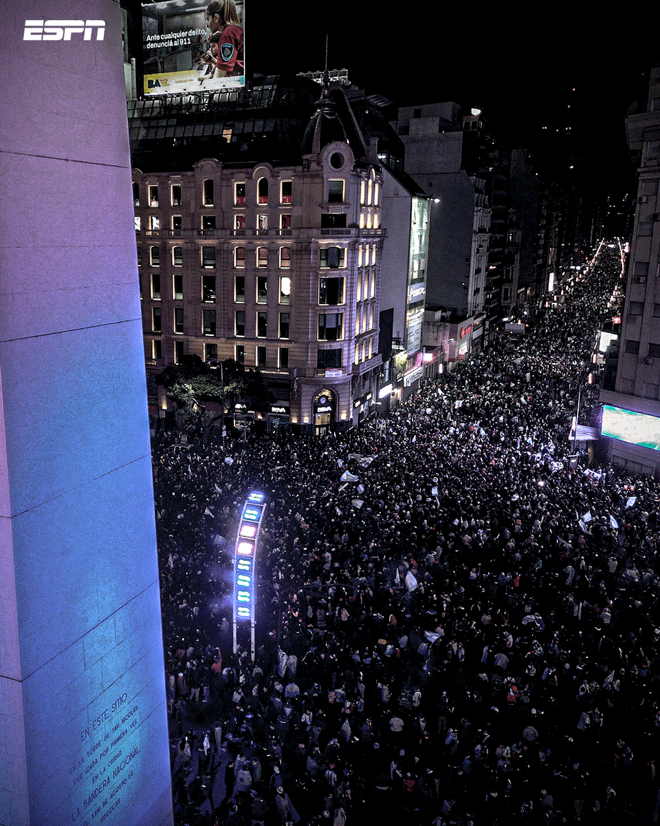 ESPNArgentina's tweet photo. 🤪 ANDATE A DORMIR VOS...

😱 A LAS 3 HORAS DEL DÍA LUNES 15 DE JULIO... ¡¡ASÍ ESTÁ EL OBELISCO!!

🏆🇦🇷 ¡LAS CALLES DE BUENOS AIRES CELEBRAN EL BICAMPEONATO DE ARGENTINA EN LA COPA AMÉRICA! 🇦🇷🏆 https://t.co/aICs9fKj7N