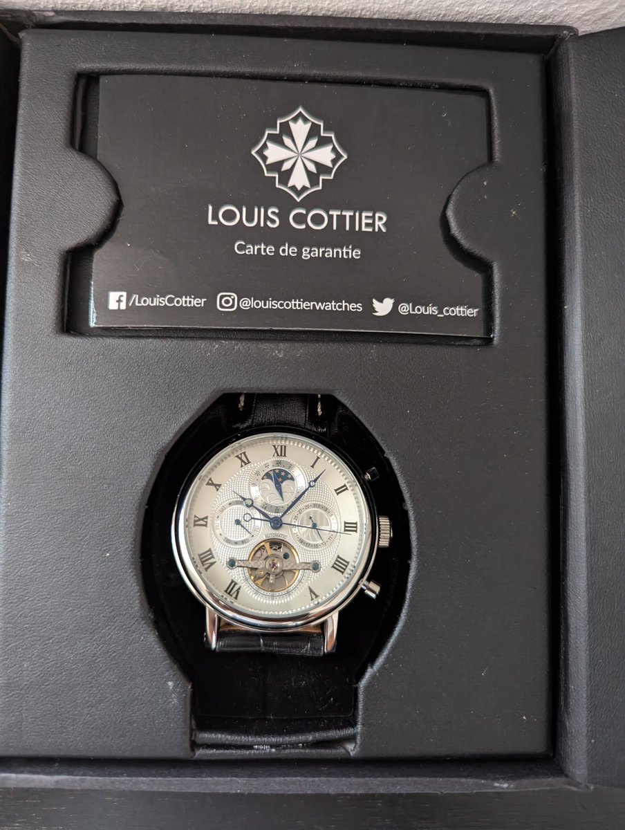 Magnifique montre Louis Cottier ,
Cuir noir véritable 
21600BPH
Coeur ouvert
Chronographe
Boucle déployante
Écrin ✓
Verre minéral 
Automatique à rotor
État 10/10
Prix: 90.000 frs 
Max de Rts, notre client est qq part dans votre Tl