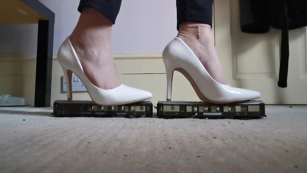 KimHammer14's tweet photo. Hate Monday's 😂😂😂👠👠👠

#crushfetish #highheels #Feet #giantess #Crush #stilettos #whiteheels #whitestilettos #anklet https://t.co/CxjxwJG01U