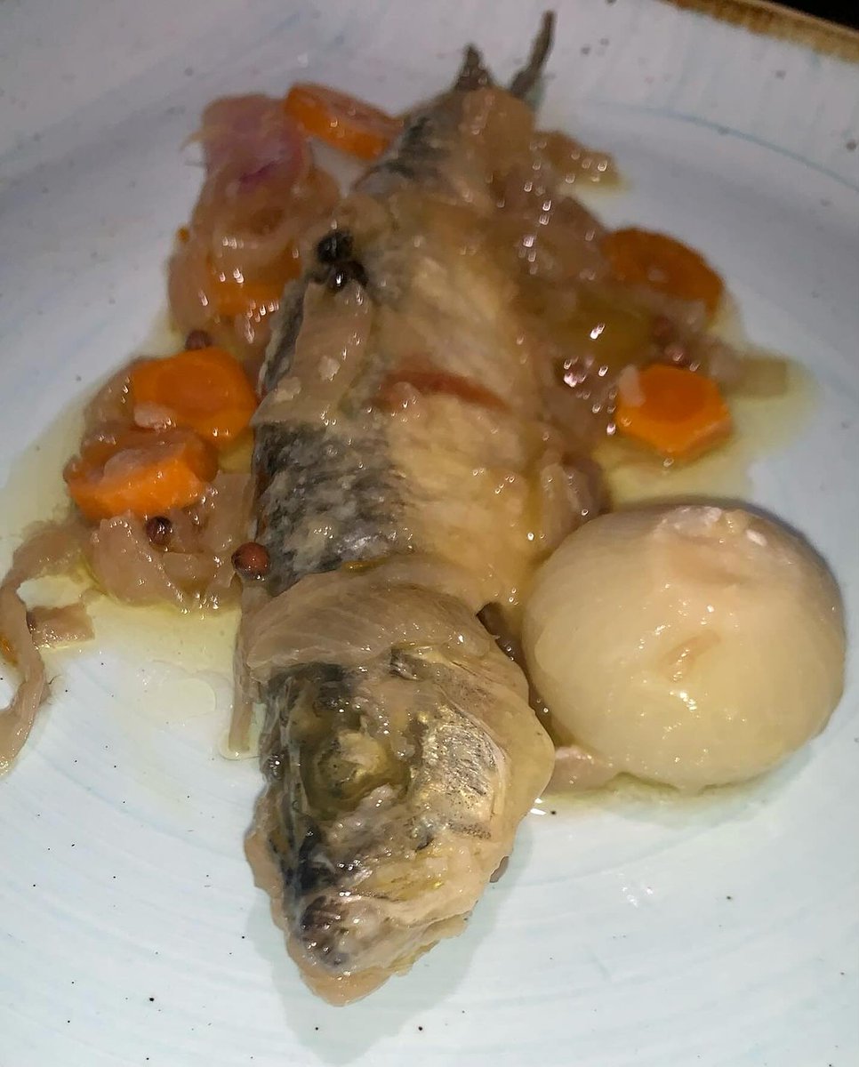 ¡Las #FiestasdelCarmen ya están aquí🎉! Y para celebrarlo, en la calle que nos da nombre, tenemos la #RutadelaTapaFría 🍽️. Hasta el sábado 20, podéis disfrutar de nuestra riquísima tapa de parrochas en escabeche, acompañada de una cervecita fría o un vinito. ¿Os apuntáis?