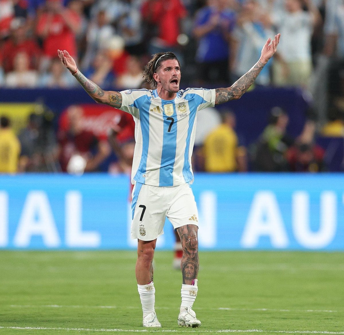 Pieza fundamental de la era Scaloni. Motorcito de la selección. Criticado por boludeces y ajenas al fútbol. Una fiera en partidos importantes. Rodri De Paul 👏🏽