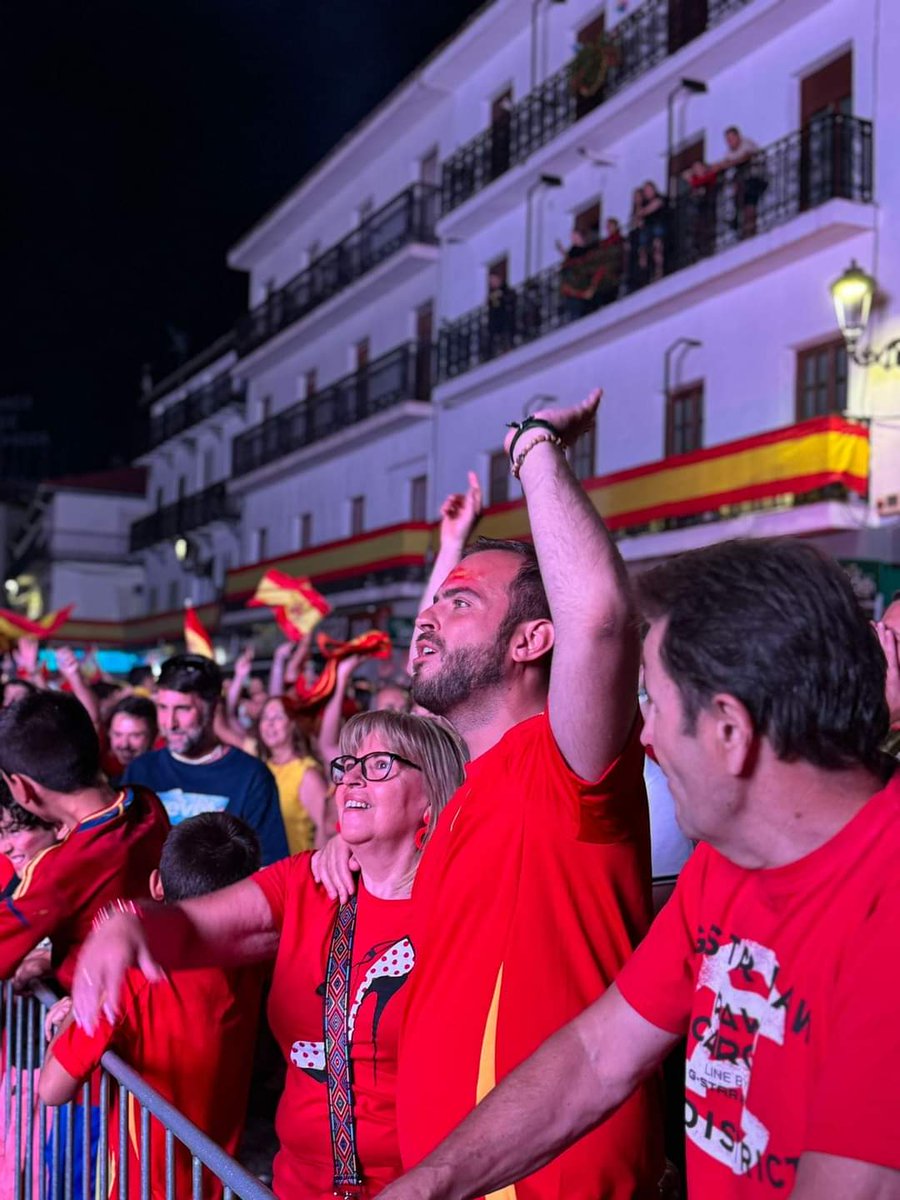 AlbertoEscri's tweet photo. La historia siempre es mejor si la vivimos juntos.

Somos los mejores de Europa y en Arganda lo hemos demostrado ✌️🇪🇦 https://t.co/RINGka8DAU
