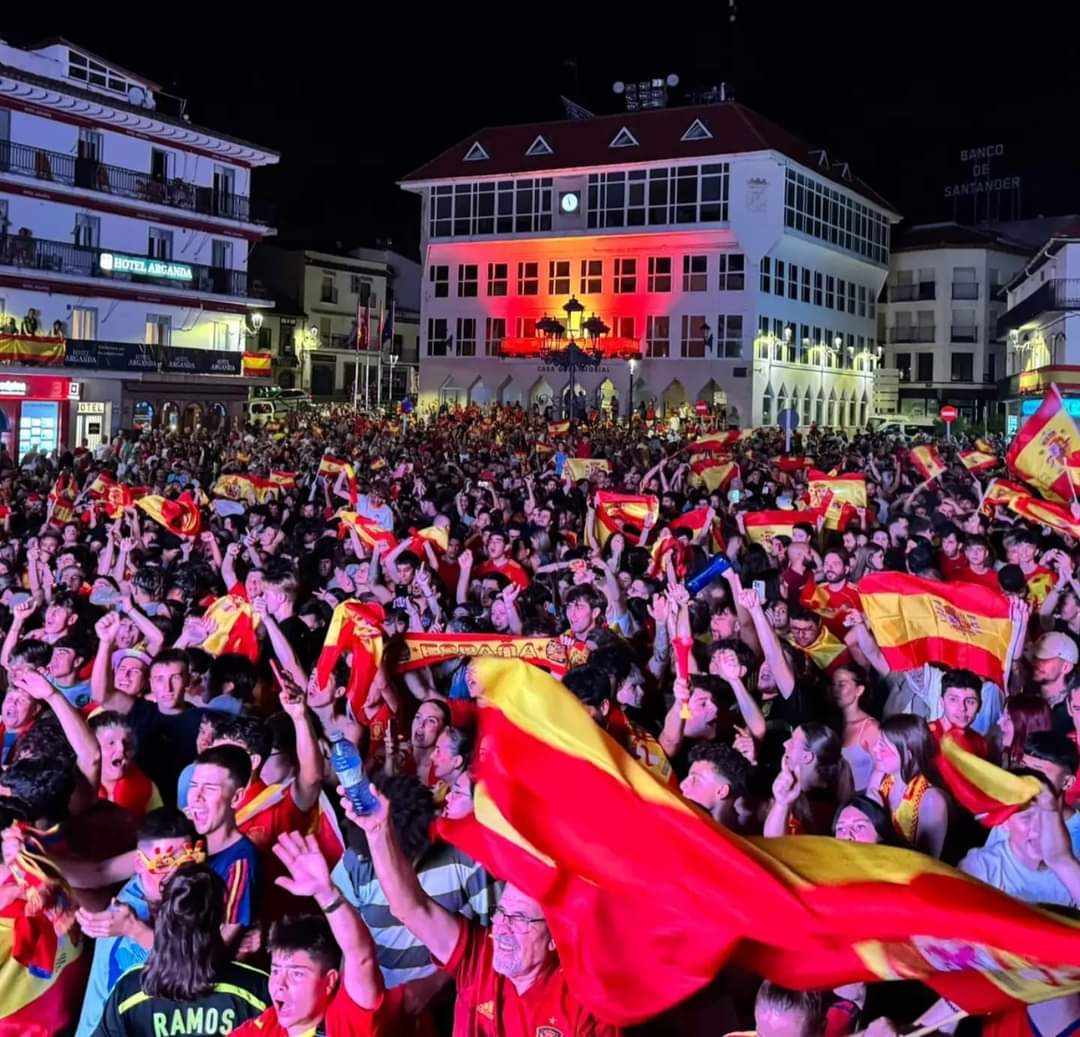 AlbertoEscri's tweet photo. La historia siempre es mejor si la vivimos juntos.

Somos los mejores de Europa y en Arganda lo hemos demostrado ✌️🇪🇦 https://t.co/RINGka8DAU