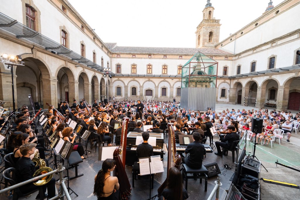 catedracervera's tweet photo. 🎼Ple absolut en el concert inaugural del Festival Internacional de #Cervera a càrrec de la @jonc_jonc 👏
🎶 Moltes gràcies #jonc per un concert meravellós i gràcies al mig miler de persones que hi heu assistit! https://t.co/sJXKDlQgXi