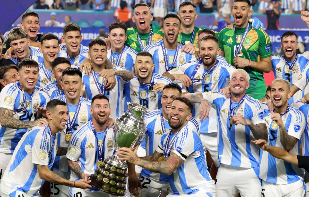 🚨 Emiliano Martinez has won double the amount of trophies with Argentina (4) than he has games lost for his country (2).

That is absolutely wild 🇦🇷

#avfc | #CopaAmérica