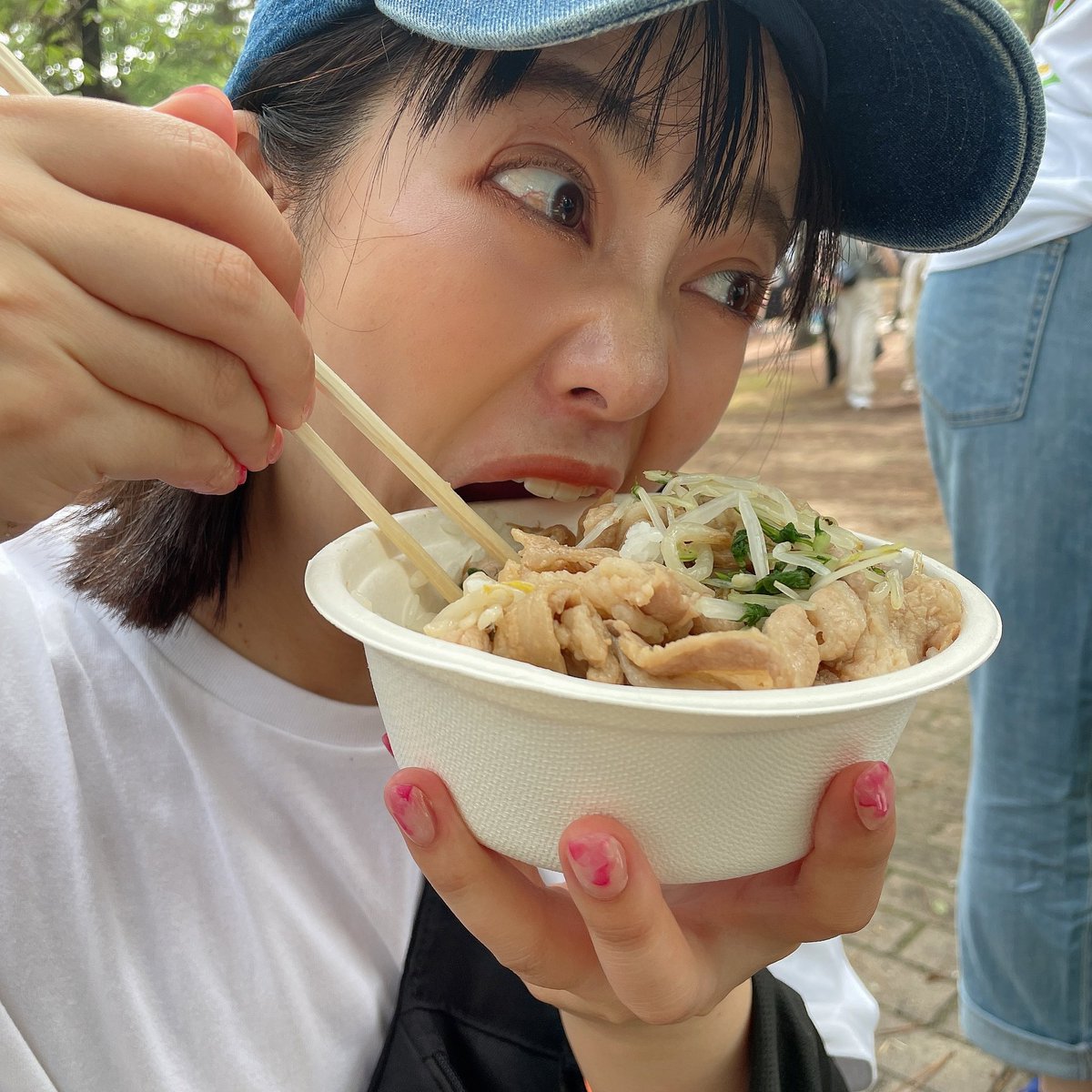 フォロワーさんにオススメされたので豚丼食べました☺️
柔らかくておいしかー
ビールは五杯目です