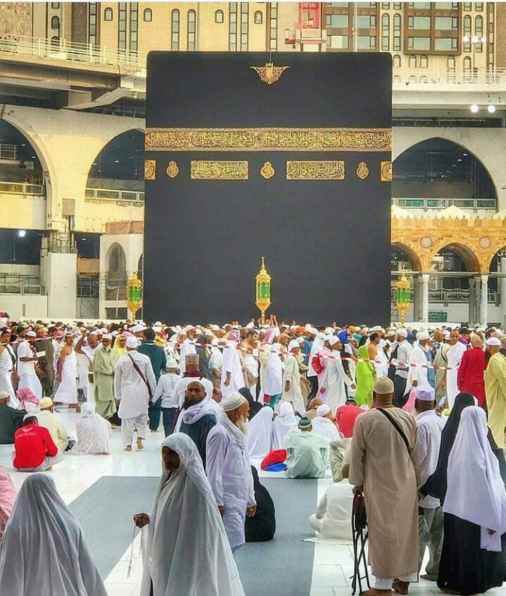 um4irbutt's tweet photo. مکہ میں ابو سفیان بہت بے چین تھا آج کچھ ہونے والا ہے وہ بڑبڑایا، اس کی نظر آسمان کی طرف اٹھ رہی تھی۔ اسکی بیوی ھندہ جس نے حضرت امیر حمزہ رضی اللہ تعالٰی عنہ کا کلیجہ چبایا تھا۔ اسکی پریشانی دیکھ کر اس کے پاس آ گئی تھی، کیا بات ہے کیوں پریشان ہو؟
#followback 
1/2 https://t.co/aNz7GOc1vW