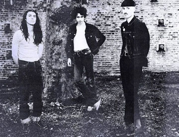 Decomisos La Toledana es un grupo de #Madrid asociado a lo que se conoce como #eggPunk: caótico, rápido y extravagante. En 2022 publica 'Quinquidemo', del que radiamos Mal de ojo y No queda nada. lascallesdelpop.net/Lista%20Entrev…