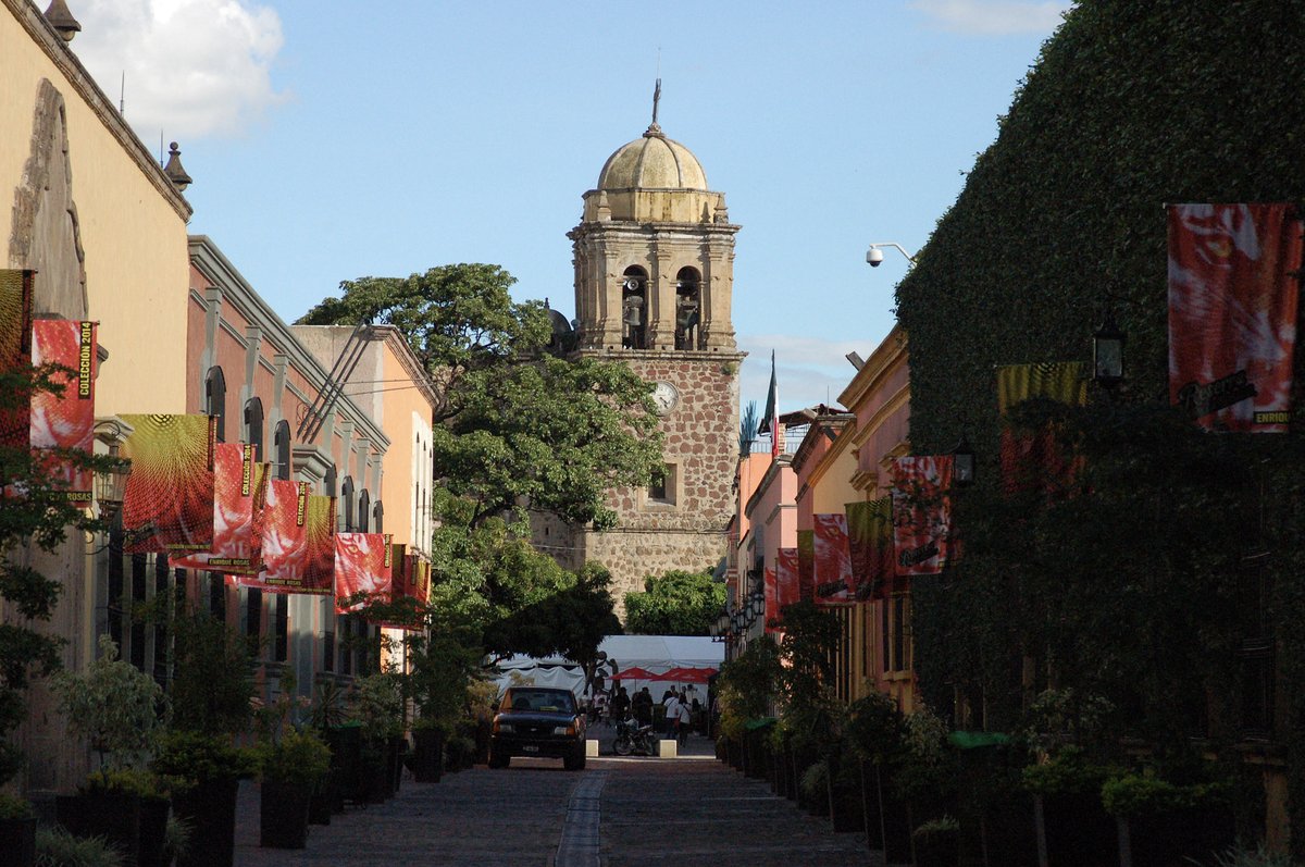 travelianmx's tweet photo. Explore the rich culture and history of the Tequila.
This journey showcases the best crafts in Tlaquepaque, a ride on the Tequila Train, and a visit to the oldest tequila distillery in the world.
Tour Date: Date: Sep. 6-10, 2024
Learn more: https://t.co/6VJtLQCWFT https://t.co/HVReVtFLG8