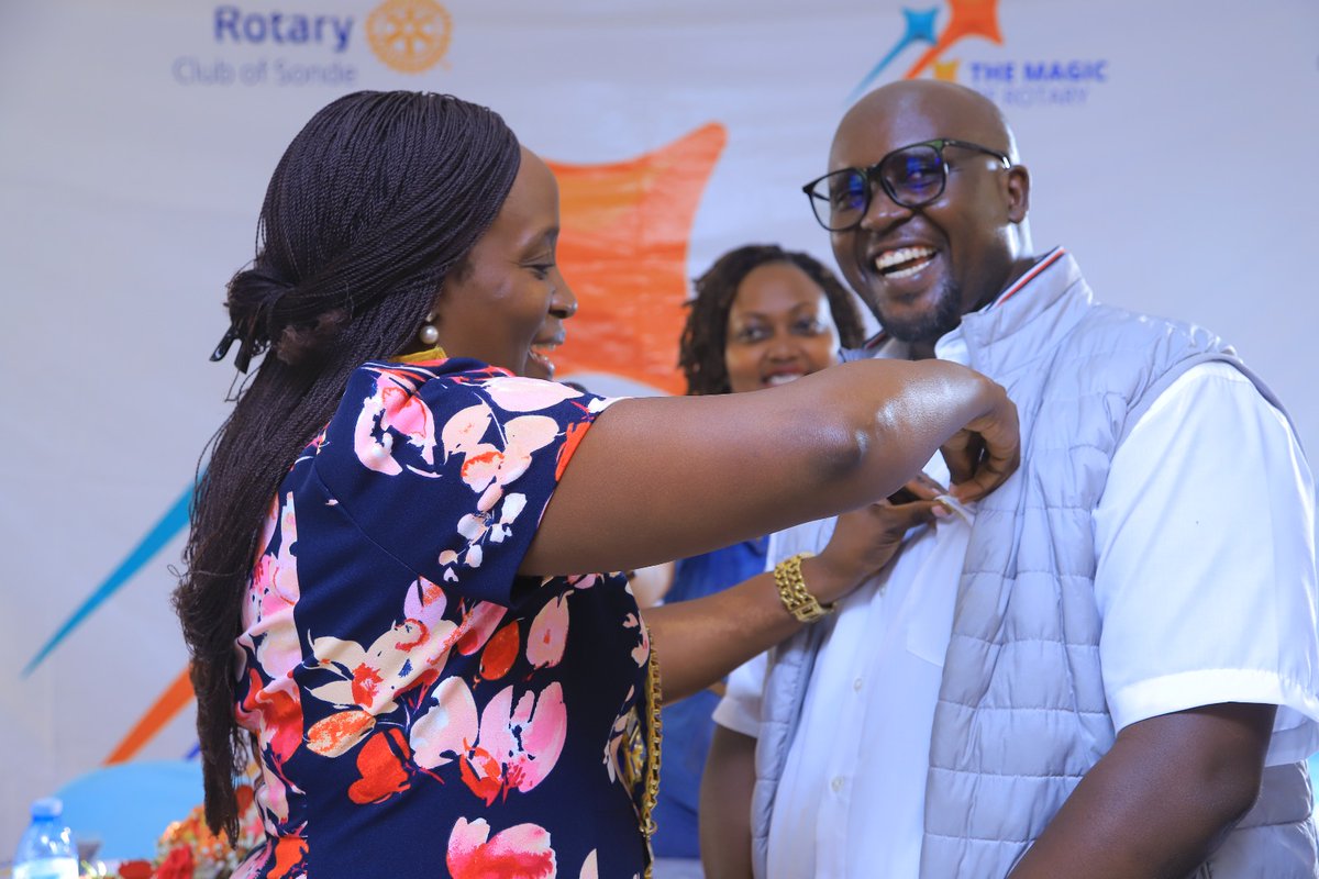 SondeRotary's tweet photo. Our Director TRF, Rtn. Ssemanda Alex, was recognized for his great mobilization efforts for the 25by25 TRF relay, with 59 Club members contributing. He pledged to encourage more members to give towards the foundation. #Rotary #SondeUpdates #ServiceAboveSelf https://t.co/0qSfepm7uB