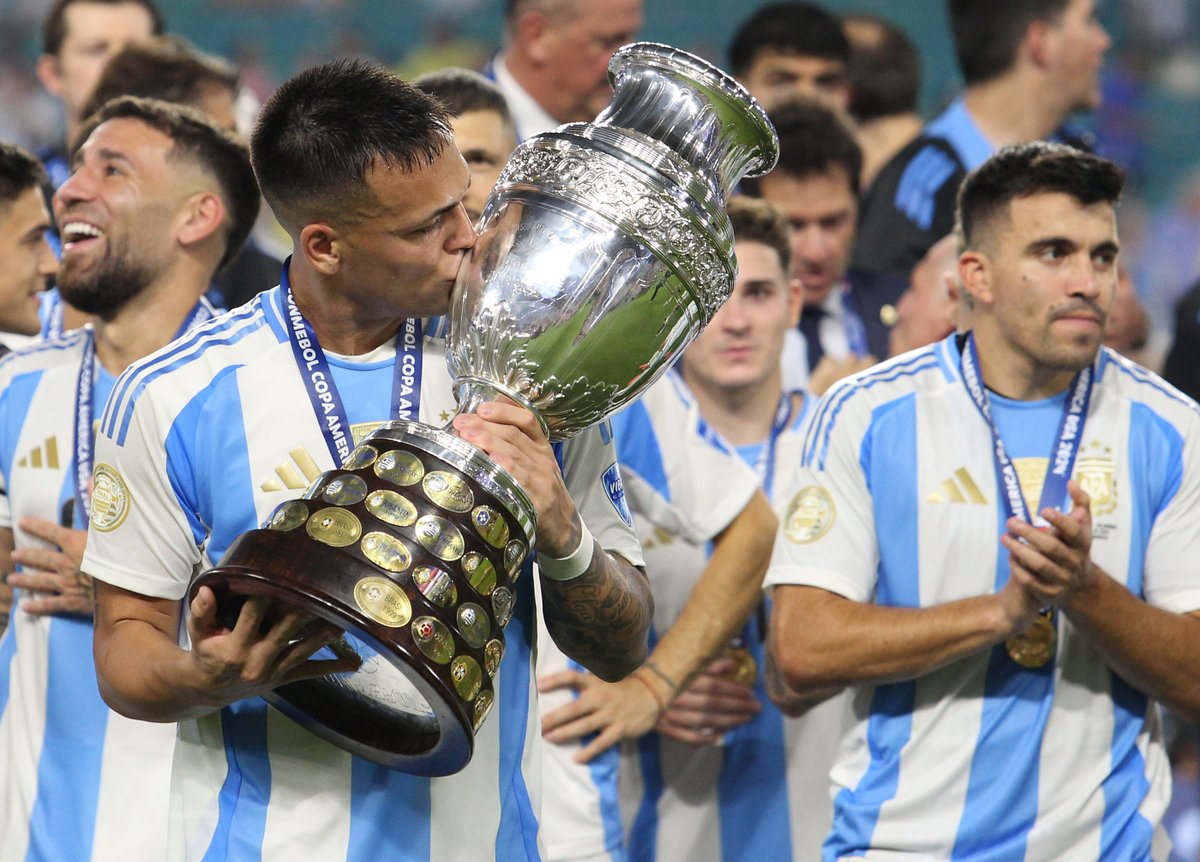 Argentina's tweet photo. 🏆 #CopaAmérica 

Beso a beso, me enamoré de ti 🩵🤍🩵 https://t.co/mFNrEKigWI