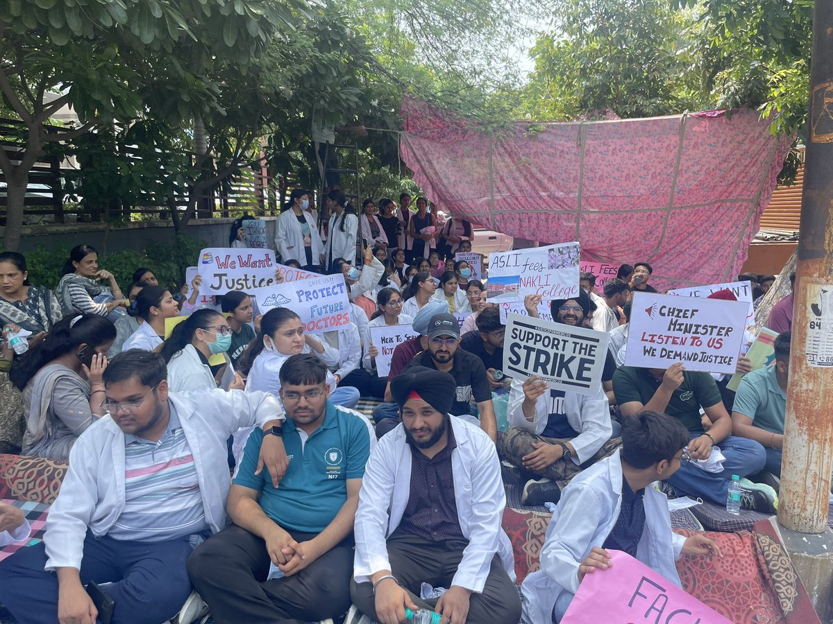 ManthanJin97166's tweet photo. Today students reach at DIRECTORATE OF MEDICAL EDUCATION AND RESEARCH Sector 69 Mohali @AAPPunjab @EduMinOfIndia @ABPNews @ZeeNews @DDNewslive @punjabkesari @BJP4Punjab @punjabharyanahc #wmckillingmedicoscareer https://t.co/dDIUrM9kJe
