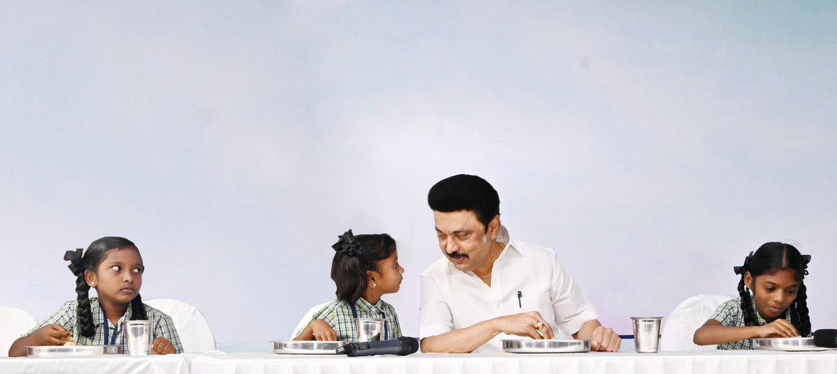 keeraitamilraja's tweet photo. #திராவிடத்தலைவர் மாண்புமிகு தமிழ்நாடு முதலமைச்சர் திரு. @mkstalin அவர்கள் முதலமைச்சரின் காலை உணவுத் திட்டத்தை விரிவுபடுத்தி தொடங்கி வைத்து, மாணவ, மாணவியர்களுடன் உணவருந்தி, அவர்களுடன் உரையாடினார்.

#திராவிடமாடல் | #TNBreakfastScheme |
#EducationalDevelopmentDay https://t.co/fbCHhpu5lE