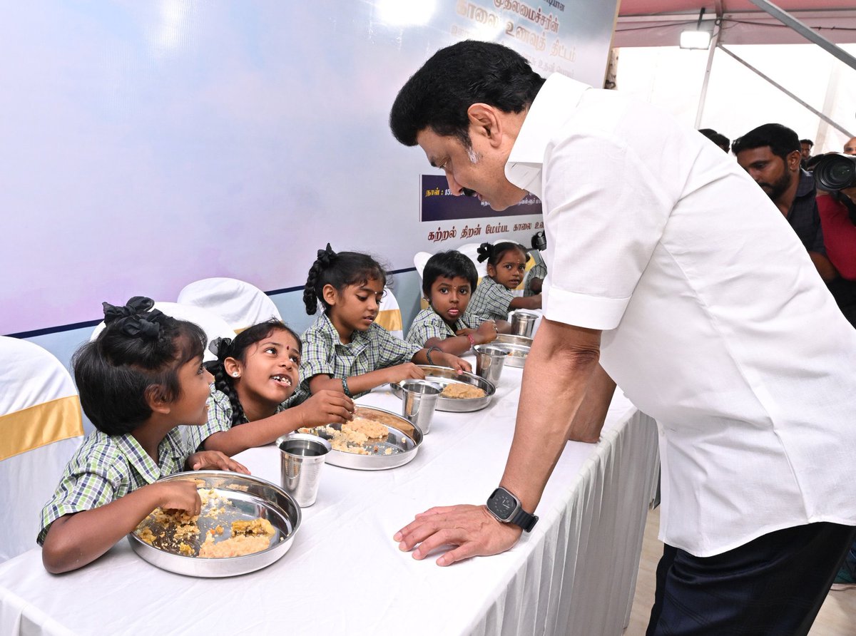keeraitamilraja's tweet photo. #திராவிடத்தலைவர் மாண்புமிகு தமிழ்நாடு முதலமைச்சர் திரு. @mkstalin அவர்கள் முதலமைச்சரின் காலை உணவுத் திட்டத்தை விரிவுபடுத்தி தொடங்கி வைத்து, மாணவ, மாணவியர்களுடன் உணவருந்தி, அவர்களுடன் உரையாடினார்.

#திராவிடமாடல் | #TNBreakfastScheme |
#EducationalDevelopmentDay https://t.co/fbCHhpu5lE