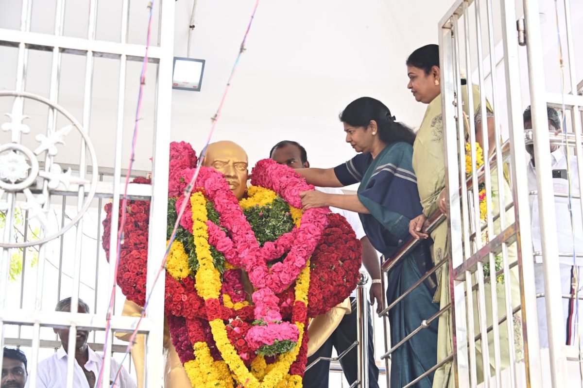 KanimozhiDMK's tweet photo. இன்று பெருந்தலைவர் காமராஜர் அவர்களின் பிறந்தநாளை முன்னிட்டு, தூத்துக்குடி வ.உ.சி. மார்க்கெட் அருகே உள்ள அவரது சிலைக்கு மாலை அணிவித்து மரியாதை செலுத்தினேன்.

@geethajeevandmk @shunmugaiah_mla @Jeganperiyasami https://t.co/CvRnisvVgu