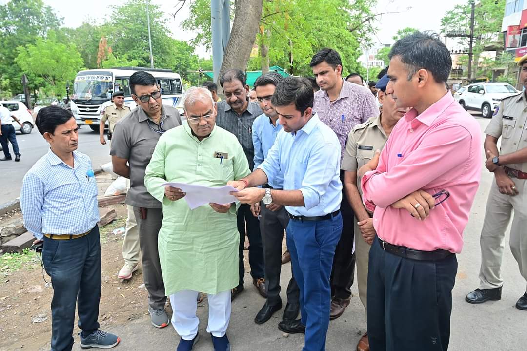 madandilawar's tweet photo. राज्य बजट-2024 मे जोधपुर शहर के सूरसागर मे नहर चौराहे से एम्स जाने वाली सड़क पर 30 करोड़ रुपए की लागत से आरओबी निर्माण की घोषणा की गई है।
मौके पर जाकर वस्तुस्थिति का जायजा लिया। 
जेडीए अधिकारियों ने बताया की 4 माह के अंदर फ्लाईओवर की डीपीआर तैयार कर सरकार से बजट की मांग की जाएगी। 
अधिकारियों को निर्देश दिए है की आरओबी का निर्माण तय समय मे पूरा होना चाहिए।

#आपणो_अग्रणी_राजस्थान