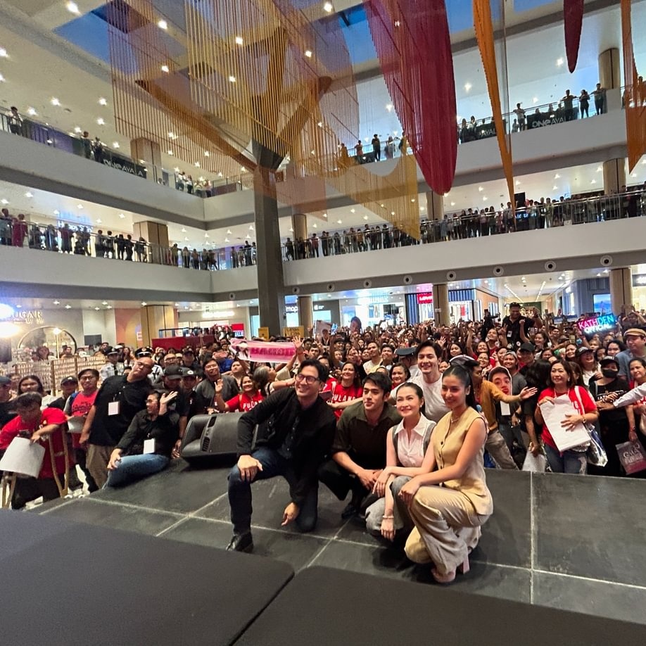 lainecedillo's tweet photo. Thank you, Pulang Araw Cast for the meet and greet during the 1st ever #PinoyCon held last July 13 at One Ayala.  
I can't wait to watch this! 
PS : Check the  Pulang Araw merch GMA Store.
#PulangAraw #AldenRichards #BarbieForteza #DavidLicauco #SanyaLopez #DennisTrillo https://t.co/tBWCH2l87i