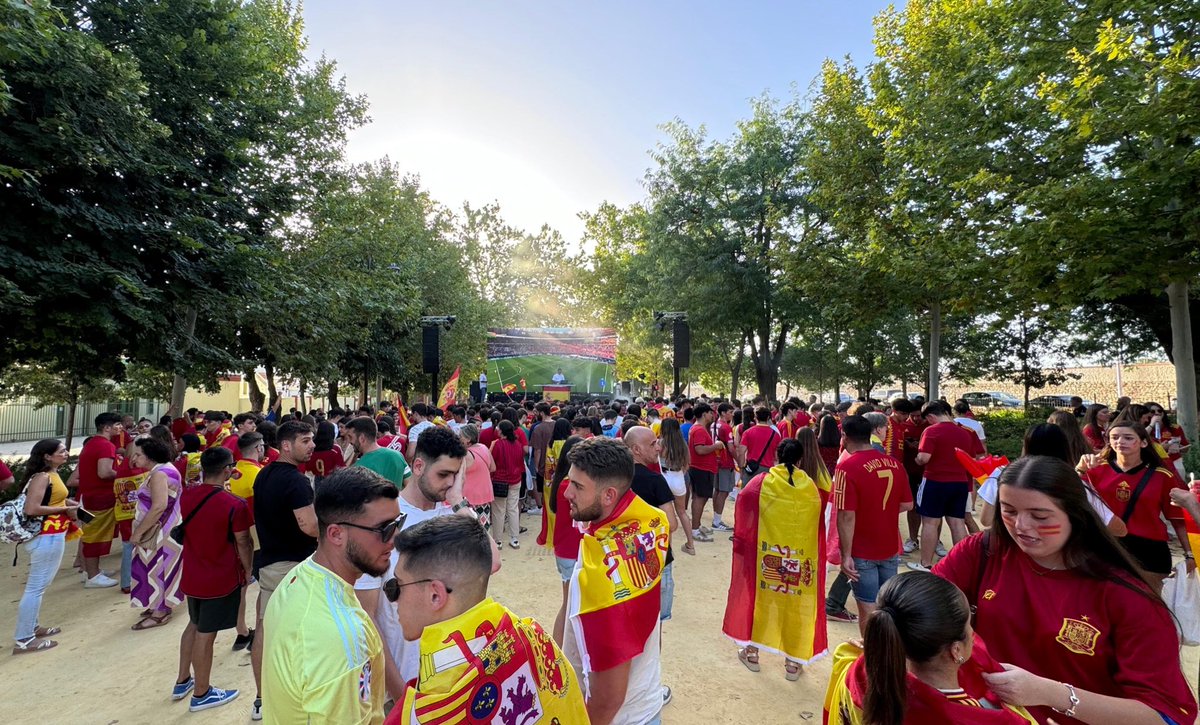 AytoAntequera's tweet photo. 🏙️ #Antequera es una ciudad viva y dinámica 

Días de récord…
💡 #AntequeraLightFest
Miles de visitantes, programa de jueves a sábado

🍴Economía
Impacto directo en negocios locales

⚽️ Final de #EURO2024
3000 personas, novedosa iniciativa municipal

#Antequera es #MásCiudad https://t.co/1cCVR33TCR
