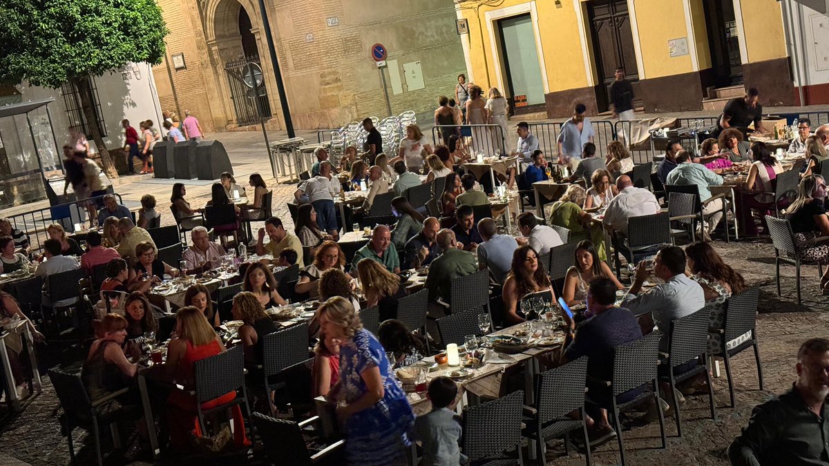 AytoAntequera's tweet photo. 🏙️ #Antequera es una ciudad viva y dinámica 

Días de récord…
💡 #AntequeraLightFest
Miles de visitantes, programa de jueves a sábado

🍴Economía
Impacto directo en negocios locales

⚽️ Final de #EURO2024
3000 personas, novedosa iniciativa municipal

#Antequera es #MásCiudad https://t.co/1cCVR33TCR