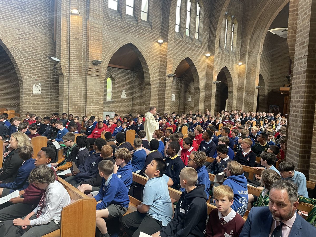 StambroseC's tweet photo. What a beautiful Mass for our new Year 7 students, attended by so many parents and carers! It was wonderful to see students reading, serving and joining in the singing! https://t.co/uUojhARZRy