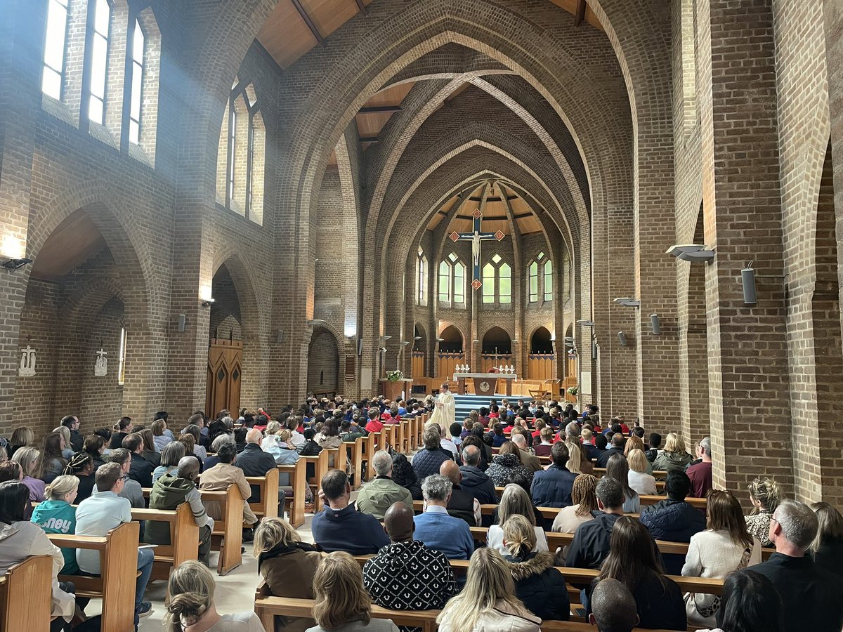 StambroseC's tweet photo. What a beautiful Mass for our new Year 7 students, attended by so many parents and carers! It was wonderful to see students reading, serving and joining in the singing! https://t.co/uUojhARZRy