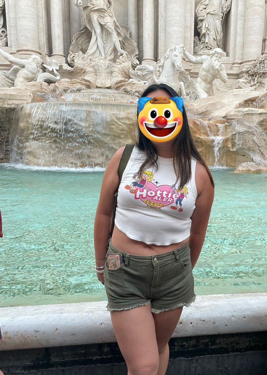 YenColombo's tweet photo. Manifestano un incontro casuale con Hilary Duff alla fontana di Trevi🤡 https://t.co/JSdq7uwGuQ