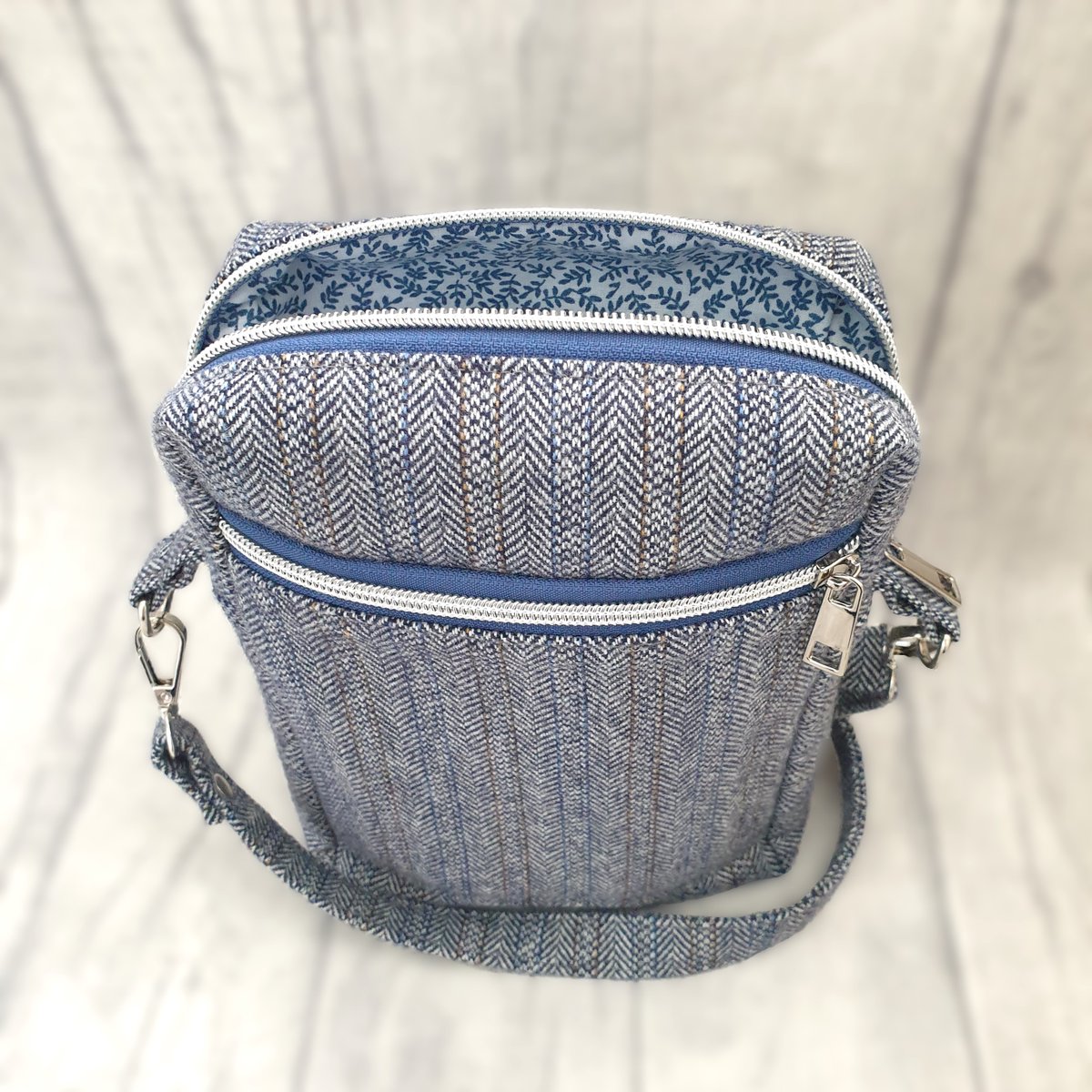 #MHHSBD #EarlyBiz

𝗖𝗼𝗺𝗽𝗮𝗰𝘁 𝗯𝘂𝘁 𝘁𝗵𝗲𝗿𝗲'𝘀 𝗽𝗹𝗲𝗻𝘁𝘆 𝗼𝗳 𝗿𝗼𝗼𝗺 𝗶𝗻𝘀𝗶𝗱𝗲!

Something brand new! This little crossbody bag is just the right size for your essentials and the curved top zipped gives easy access. Take a look in my Etsy shop - link in bio💙