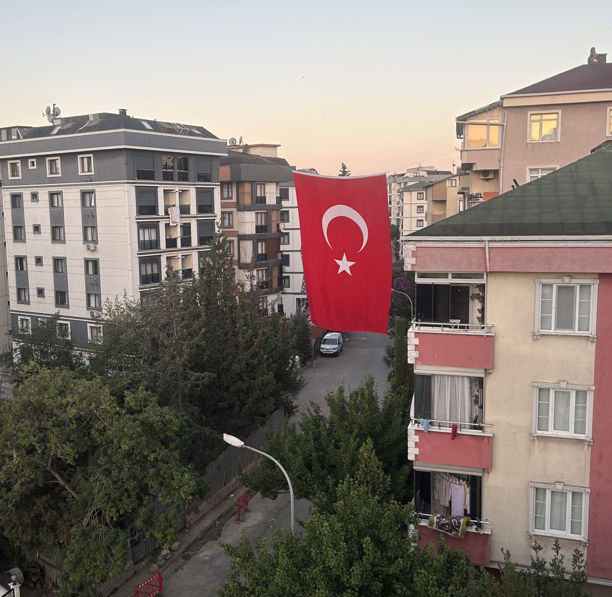 kntgzhn's tweet photo. Bizim mahalleye kocaman bir bayrak asmışlar 15 Temmuz için. 29 Ekim 2023 yani Cumhuriyet’in 100. yılında böyle bir atraksiyon içine girmemişti mahallemizin bu zatı. 

Günümüzde bayrağın mevcudiyetinden ziyade asma zamanlaması da ideolojik bir gerekçe. https://t.co/pPDai593xV