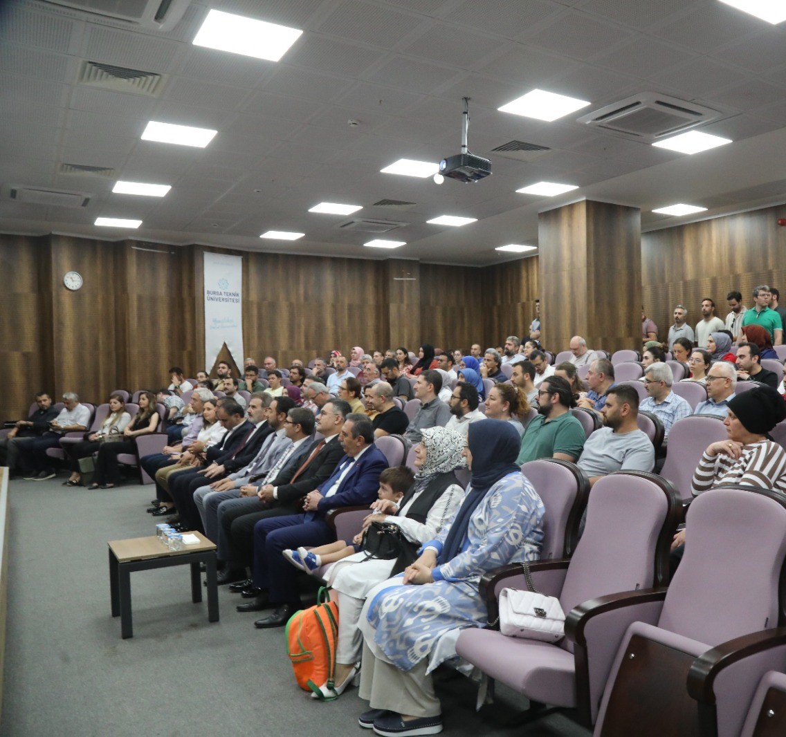 BursaTeknikUni's tweet photo. Bursa Bölge Adliye Mahkemesi Başkanı Abdülkadir Şahin @BursaTeknikUni 'de verdiği, 'Dünü, Bugünü ve Yarınıyla 15 Temmuz Darbe Girişimi' başlıklı konferansında "Darbe girişiminin detayları Bursa’da deşifre edildi" dedi.
 https://t.co/pDuHxxnW66 https://t.co/paG4FRnc44