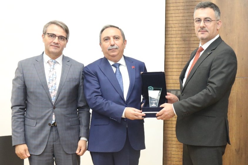BursaTeknikUni's tweet photo. Bursa Bölge Adliye Mahkemesi Başkanı Abdülkadir Şahin @BursaTeknikUni 'de verdiği, 'Dünü, Bugünü ve Yarınıyla 15 Temmuz Darbe Girişimi' başlıklı konferansında "Darbe girişiminin detayları Bursa’da deşifre edildi" dedi.
 https://t.co/pDuHxxnW66 https://t.co/paG4FRnc44