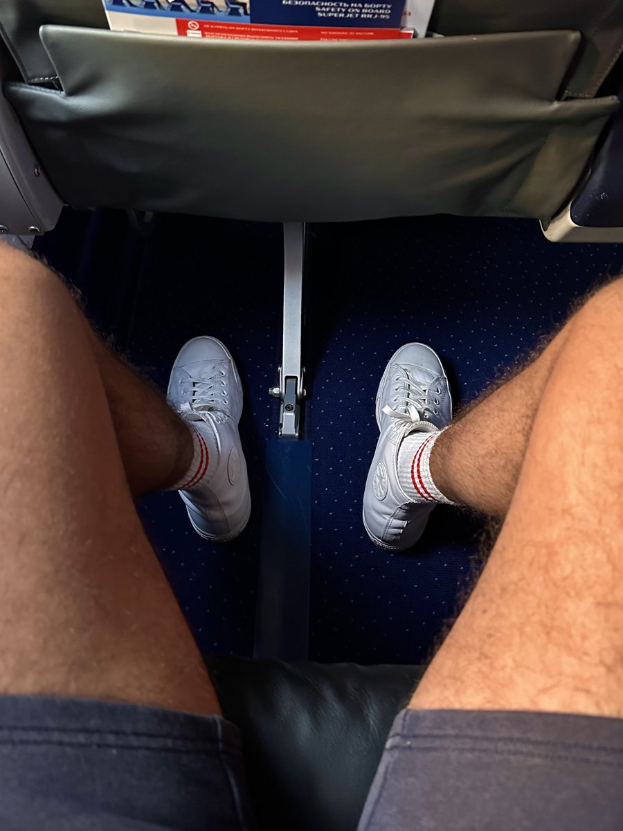 Нас пересадили в бизнес, видимо, чтобы я наконец смог сфоткать ноги🫠🫠