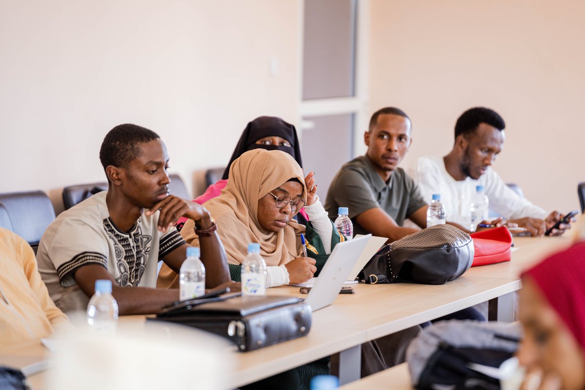 FAOMadagascar's tweet photo. 🇰🇲 L'Union des Comores bénéficie de la phase II de la #GSARSII de la FAO. Deux sessions ont permis de développer les outils pour l'enquête AGPROD. La mission de juin 2024 a permis d'analyser les données et de présenter les résultats de l'enquête pilote. 📊🌾 https://t.co/1d8nayeOsI
