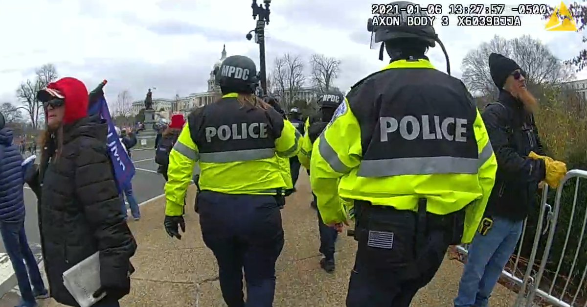 AmericanSummer4's tweet image. this #yellowgloves guy was in other post I made but from a different cop's body cam footage. #jan6 #fedsurrection