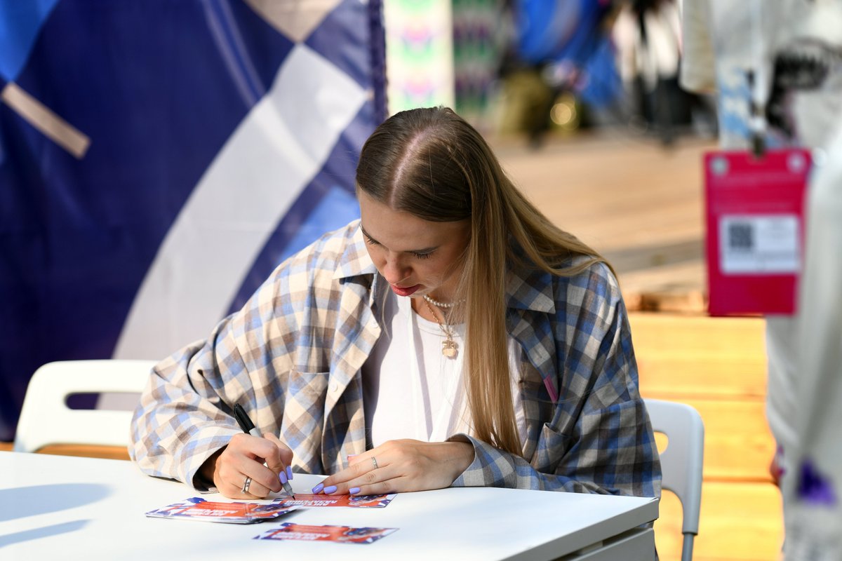 vldinamo's tweet photo. Ангелина Лазаренко и Елизавета Попова на тематической площадке Всероссийской федерации волейбола на фестивале VK Fest!
#Volleyball #vldinamo #Динамо #Сезон_2024_25 #VKFest #Елизавета_Попова #Ангелина_Лазаренко #Фотомоменты https://t.co/aEAiG8mHlW