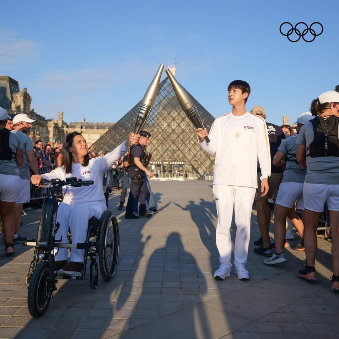ThaoCookies's tweet photo. Proud of you 
#JinxOlympics2024 #Jin_Olympics_Torchbearer #Jin @BTS_twt https://t.co/fRA3eNug1Z