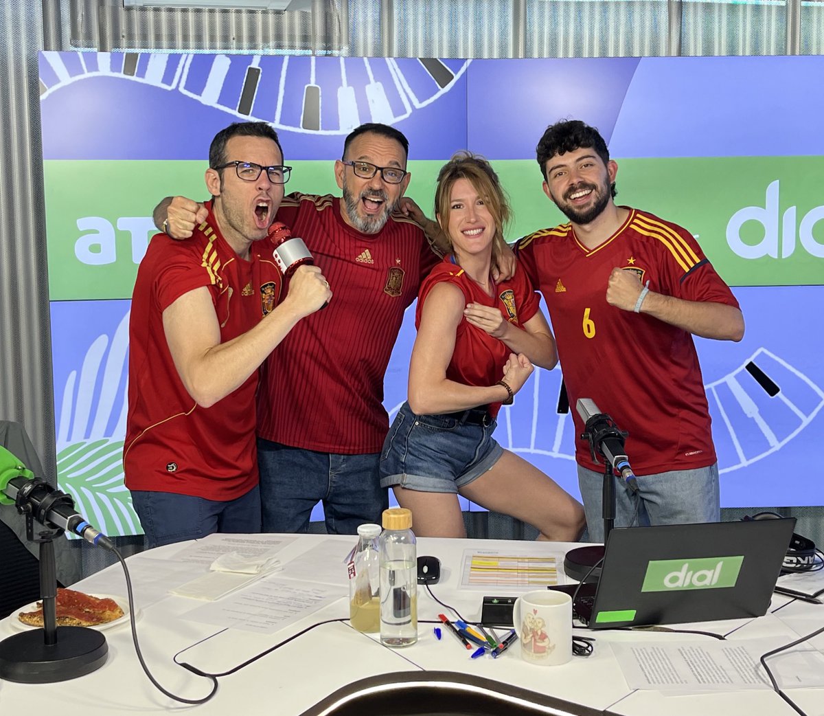 Hoy el estudio de Atrévete se tiñe de rojo… ¡SOMOS CAMPEONES DE EUROPA! 😍🇪🇸

<a href="/Cadena_Dial/">Cadena Dial España</a> <a href="/JaimeDial/">Jaime Moreno C.Dial</a> <a href="/SarayEsteso/">Saray Esteso</a> <a href="/IvanArevalo_/">Iván Arévalo</a> <a href="/RaulV_F/">Raúl VF</a>