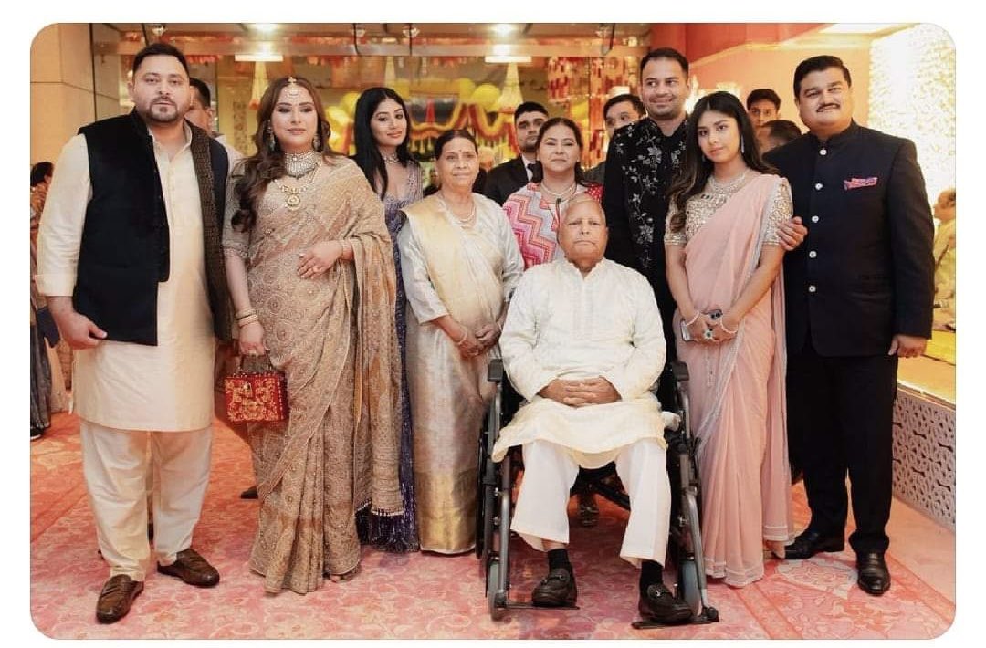 SanjeevVermaBTH's tweet photo. सच में बराबरी वाले ही निमंत्रित किए जाते है। असली जातियाँ दो ही है “अमीर - ग़रीब” बाक़ी सब वोट के लिए है।(अम्बानी वाले के यहाँ शादी में) https://t.co/IYE8ZWByvD