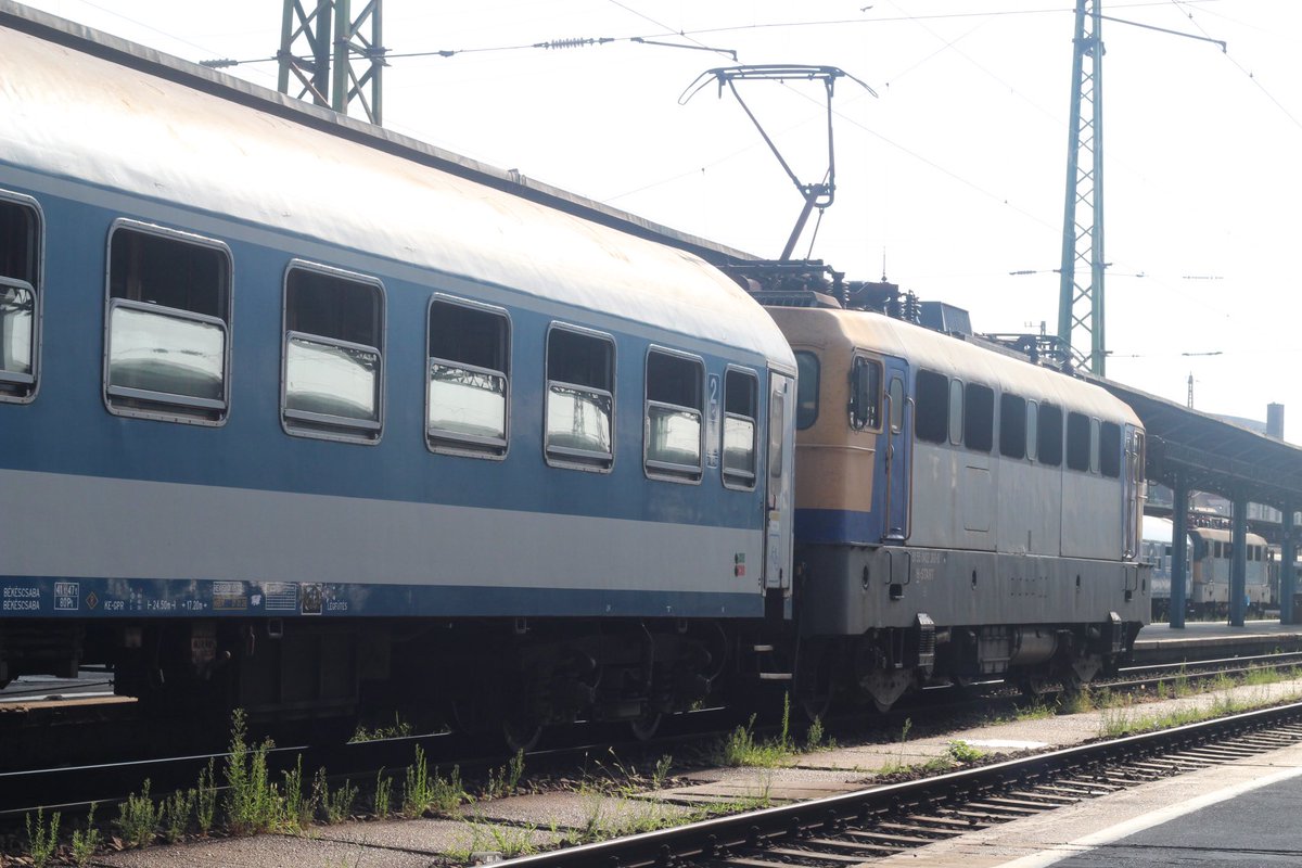 RCDrama's tweet photo. Some of our students have an interest in transport so we took them over to Keleti Pályaudvar station to see some of the older trains on the Hungarian transport network. 📸 https://t.co/Egj15kytBV