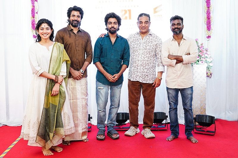 mayirepochu1's tweet photo. பஞ்சாயத்து:1
அமரன் படத்தின் படப்பிடிப்பு நாட்களையும் பட்ஜெட்டையும் எகிற வைத்து தயாரிப்பு நிறுவனத்தை பாடாய் படுத்தியதால் படத்தின் டைரக்டர் ராஜ்குமாரை எடிட்டிங் ரூமிற்குள் விட வேண்டாமென்று ராஜ்கமல் நிறுவனத்தை குத்தகைக்கு எடுத்திருக்கும் விஜய்டிவி மகேந்திரன் உத்தரவிட்டிருக்கிறாராம். https://t.co/oXoSXGqZhN