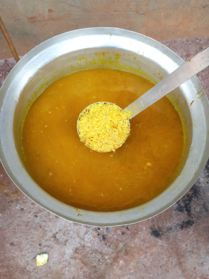 #مبادرة_إطعام_النازحين_بالقضارف
أمس كان اليوم الثامن للمبادرة،إتوزعت فيهو حوالي ٢٢٠ صحن كبسة في السوق الشعبي بتكلفة حوالي ٩٠ ألف
كل مرة بنكرر المناشدة للمنظمات تلحق الأسر القاعدة في العراء بي مشمعات أو خيم لأنو الوضع ح يفلت من اليد بعد شوية 
للتبرعات 
2798593
محمد علي أحمد