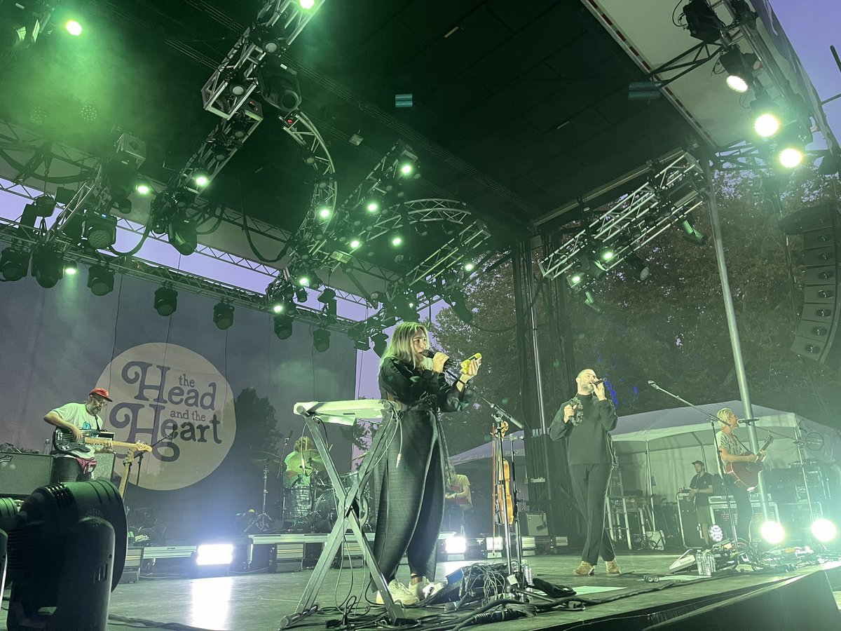 The Head and the Heart (<a href="/headandtheheart/">The Head & The Heart</a>) and we all sang along. <a href="/DayInDayOutFest/">DayInDayOutFest</a> <a href="/todd_m_terry/">Todd M Terry</a> and @jessicadolph reporting