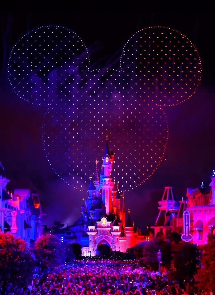 Disneyland Paris est une nouvelle fois entrée dans l'histoire, en établissant hier soir, selon GUINNESS WORLD RECORDS, le record de la « plus grande démonstration aérienne d'un personnage fictif formé de multirotors/drones », avec 1571 drones qui ont formé un Mickey 🇨🇵.